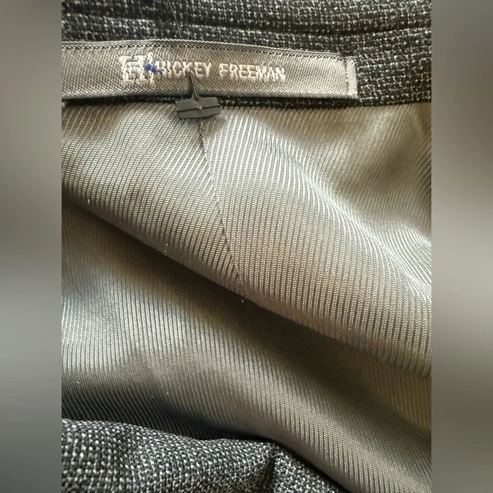 Hickey Freeman. Men’s Sportscoat. Gray Speckled Nailhead. Size 42R.